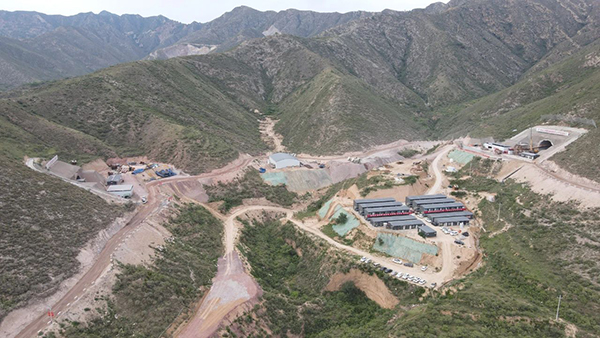 雄忻高铁首座隧道顺利贯通